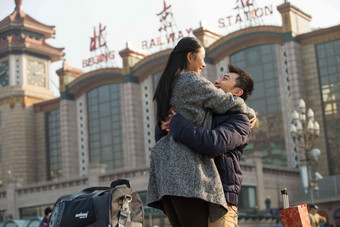 青年车站拥抱北京运送氛围拍摄