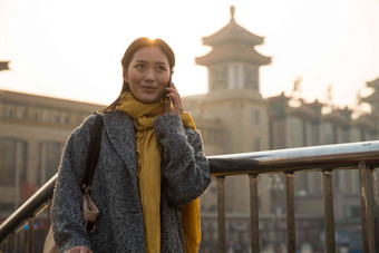 青年女人在站前广场