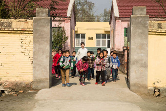 乡村女教师和学生在户外