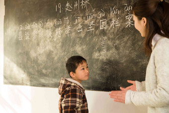 乡村女教师和小学生在教室里