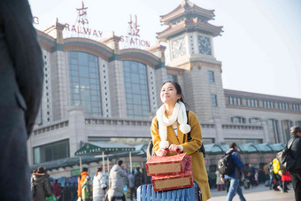 青年女人在<strong>站前广场</strong>