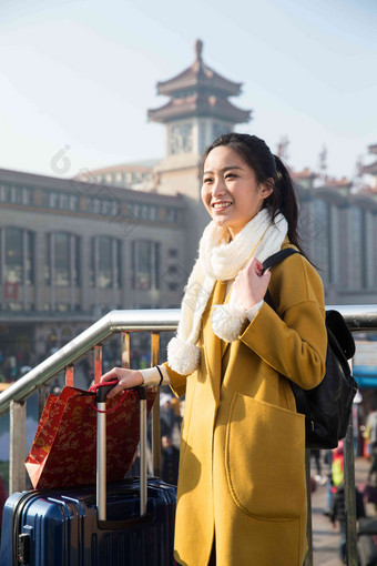 青年女人在站前广场