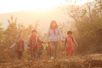 乡村女教师和学生在户外