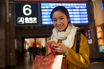 青年女人在火车站