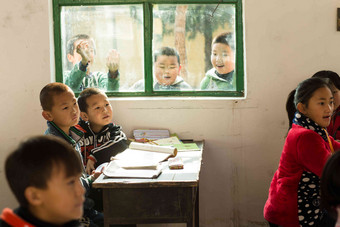 乡村小学里的小学生