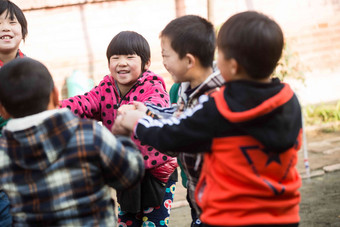 乡村小学生在学校幸福氛围镜头