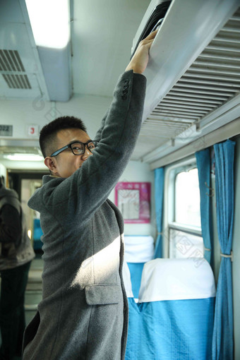 青年男人在火车上中国人写实照片