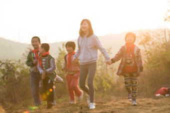 乡村女教师户外环境山女生高质量素材