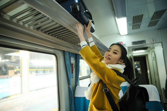 青年女人在火车上生活方式氛围影相