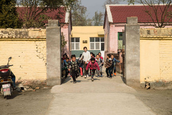 乡村女教师和<strong>学生</strong>在户外