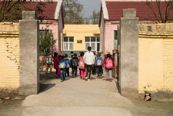 乡村女教师和学生在户外