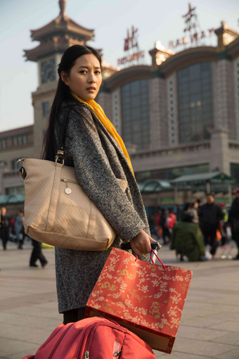 青年女人在站前广场