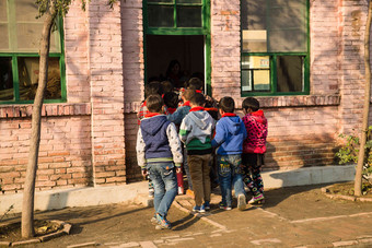 乡村小学生在学校破旧的氛围拍摄