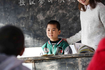 乡村女教师和小学生在教室里