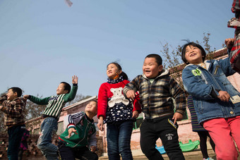 乡村小学生在学校放纸飞机