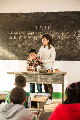 乡村女教师和<strong>小学</strong>生在教室里