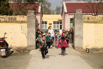 乡村女教师户外男孩学生水平构图