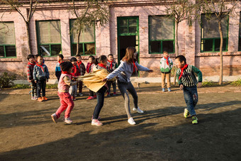 乡村教师和<strong>小学生</strong>在学校里