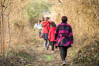 乡村女教师和学生户外活动步行高端场景