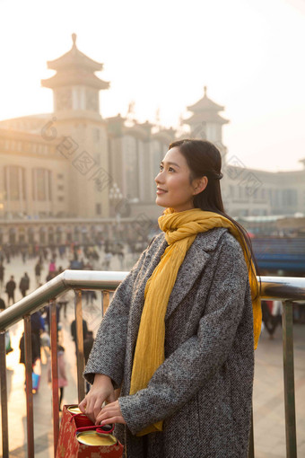 青年女人在站前广场