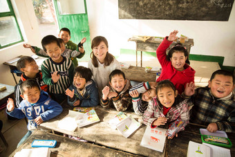 乡村女教师小学生女孩贫穷援助氛围摄影图