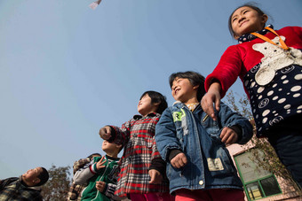 乡村小学生在学校放纸飞机