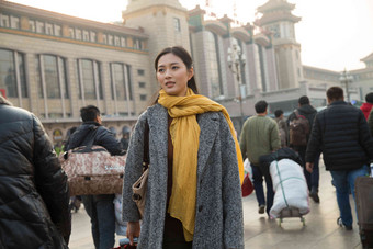 青年女人在站前广场