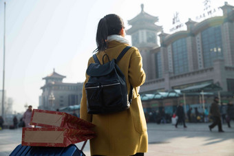 青年女人在站前广场