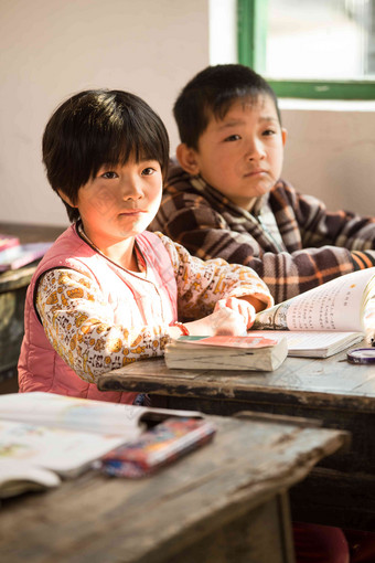 乡村学生男孩专注彩色图片高端相片