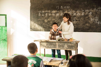 乡村女教师和小学生在教室里