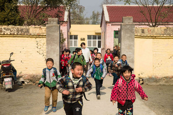 乡村女教师户外教师中国教育建筑写实镜头
