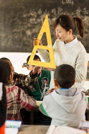 乡村女教师和小学生在教室里