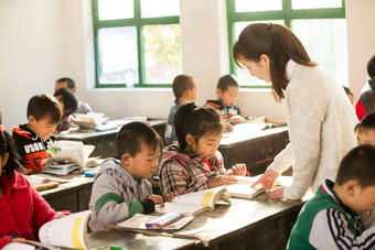 乡村女教师和小学生在教室里