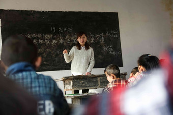 乡村女教师和小学生在教室里