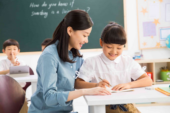 老师儿童女孩团结在校生高清摄影图