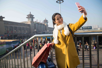 青年女人在站前广场