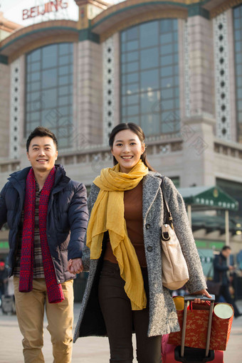 青年男女在站前广场