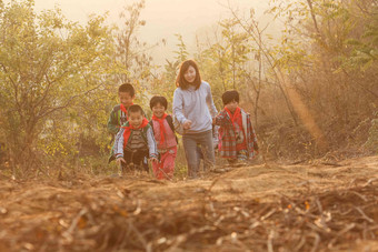 乡村女教师和学生在户外