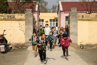 乡村女教师和学生在户外