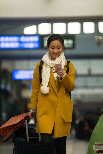 青年女人在火车站