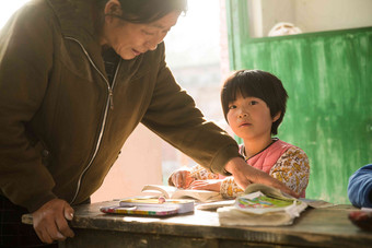 乡村女教师和小学生在教室里