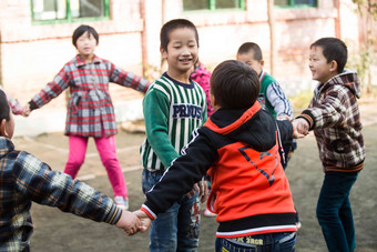 乡村小学生在学校友谊写实素材