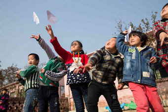 乡村小学生在学校放纸飞机