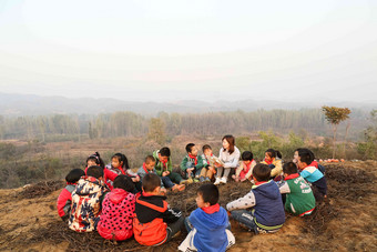 乡村教师和小学生在户外学习