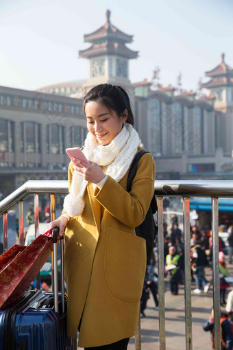 青年女人在站前广场