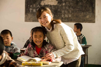 乡村女教师和小学生在教室里