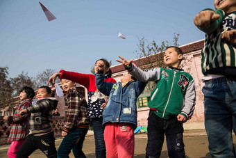 乡村小学生在学校放纸飞机