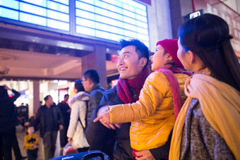 幸福家庭在候车厅北京氛围场景