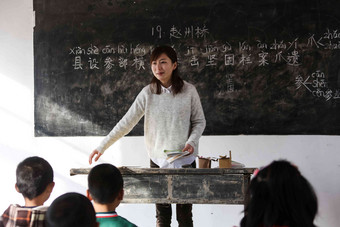 乡村女教师和小学生在教室里