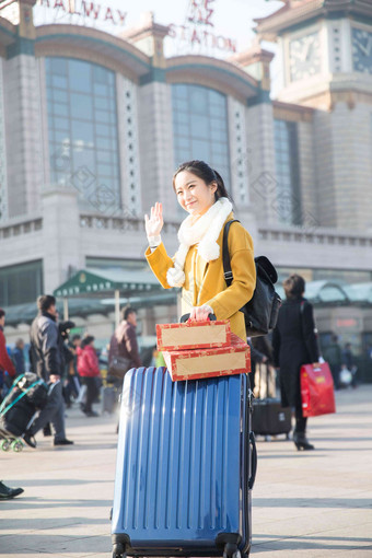 青年女人在站前广场